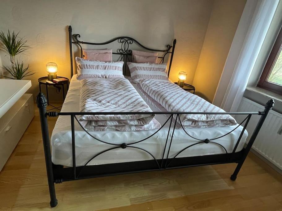 אשווגה Ferienwohnung Leuchtbergblick Mit Terrasse Und Pkw Stellplatz מראה חיצוני תמונה